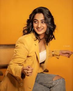 namitha-pramod-new-photos-in-yellow-blazer-004