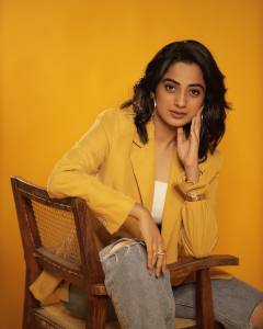 namitha-pramod-new-photos-in-yellow-blazer-005