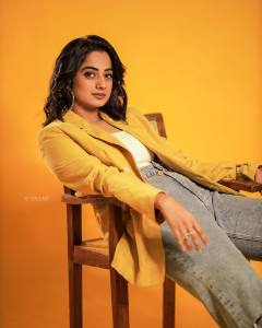 namitha-pramod-new-photos-in-yellow-blazer-008