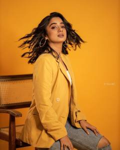 namitha-pramod-new-photos-in-yellow-blazer-009