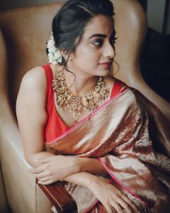 namitha-pramod-red-saree-with-makeup-004