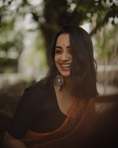 namitha-pramod-stylish-poses-for-photos-022