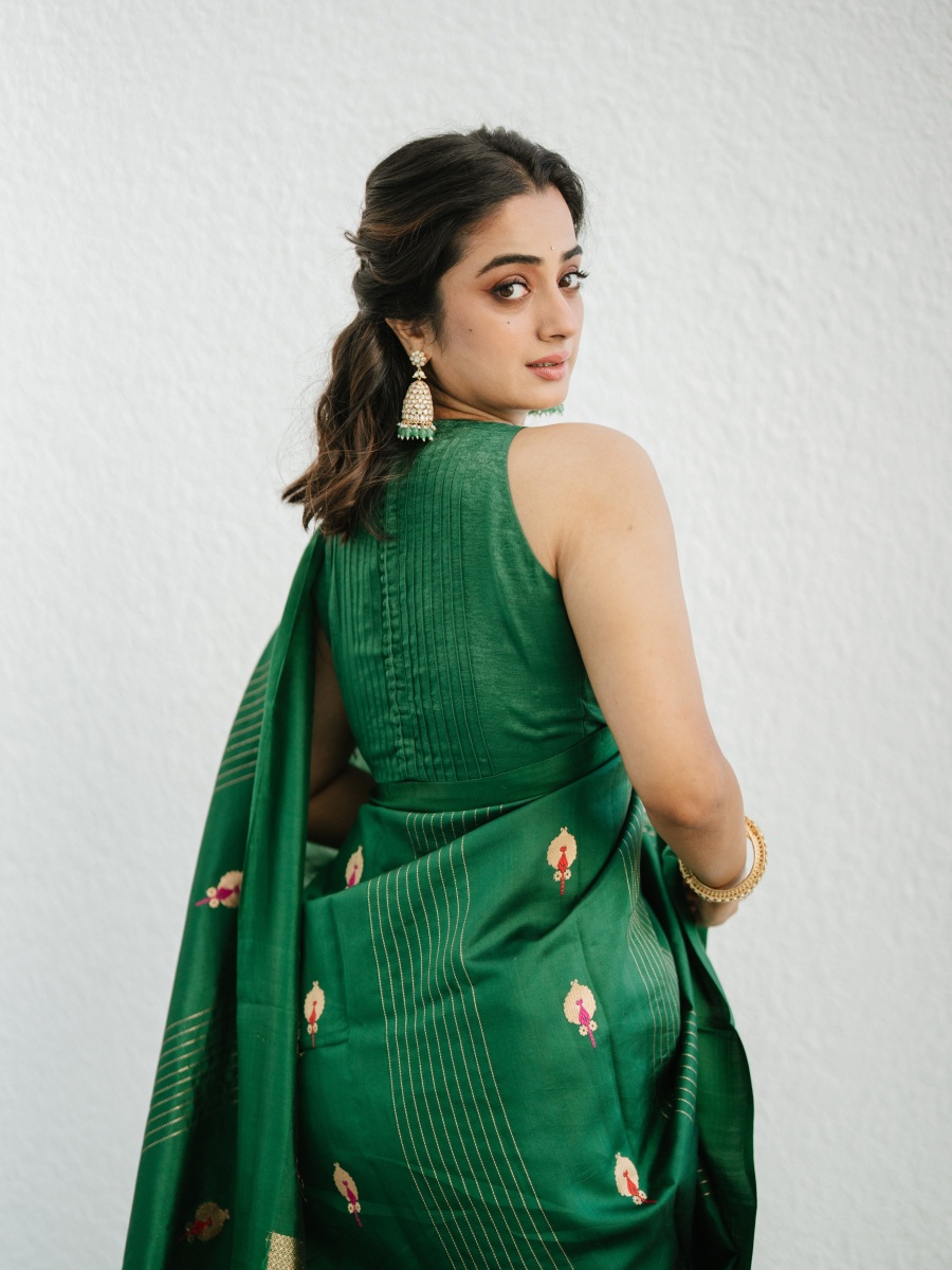 namitha-pramod-in-rich-emerald-green-fabric-with-a-subtle-sheen-characteristic-of-fine-silk-saree-Paired-with-a-matching-sleeveless-round-neck-blouse-photos-015