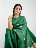 namitha-pramod-in-rich-emerald-green-fabric-with-a-subtle-sheen-characteristic-of-fine-silk-saree-Paired-with-a-matching-sleeveless-round-neck-blouse-photos-004