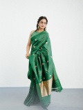 namitha-pramod-in-rich-emerald-green-fabric-with-a-subtle-sheen-characteristic-of-fine-silk-saree-Paired-with-a-matching-sleeveless-round-neck-blouse-photos-006