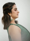 namitha-pramod-in-rich-emerald-green-fabric-with-a-subtle-sheen-characteristic-of-fine-silk-saree-Paired-with-a-matching-sleeveless-round-neck-blouse-photos-008