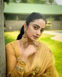 namitha-pramod-in-golden-colour-saree-and-trending-earrings-photos-007
