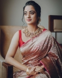 namitha-pramod-red-saree-with-makeup-001
