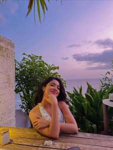 nandana-varma-in-beach-outing-dress-ideas-photos-002