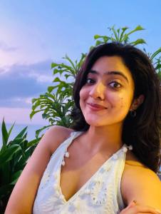 nandana-varma-in-beach-outing-dress-ideas-photos-003