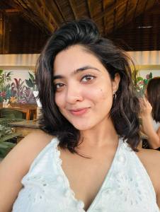 nandana-varma-in-beach-outing-dress-ideas-photos