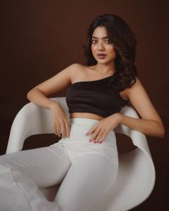 nandana-varma-in-croptop-fashion-dress-photoshoot-004