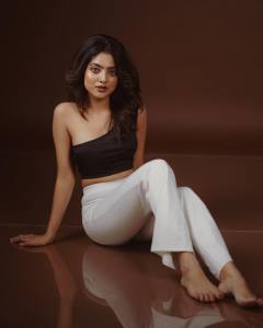 nandana-varma-in-croptop-fashion-dress-photoshoot-008
