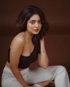 nandana-varma-in-croptop-fashion-dress-photoshoot-009