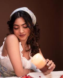 nandana-varma-in-croptop-fashion-dress-photoshoot-018