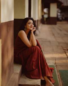 nandana-varma-in-red-saree-look-photos-001
