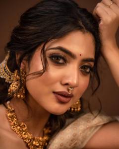 nandana-varma-in-saree-photoshoot-002