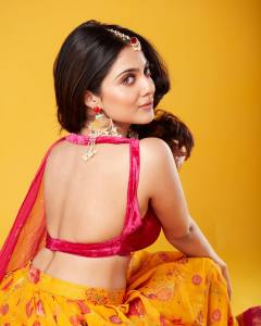 nandana-varma-in-sleeveless-blouse-yellow-lehenga-003