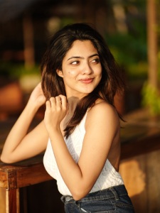 nandana-varma-stylish-outfit-and-trending-makeup-ideas-photos-001