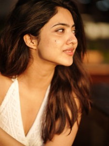 nandana-varma-stylish-outfit-and-trending-makeup-ideas-photos-002