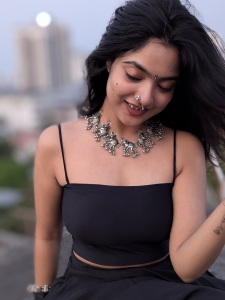 nandana-varma-stylish-outfit-and-trending-makeup-ideas-photos-010