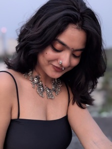 nandana-varma-stylish-outfit-and-trending-makeup-ideas-photos-012
