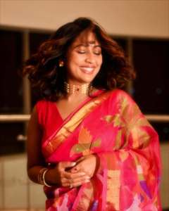 navya-nair-in-in-pink-and-multi-colour-printing-saree-with-neck-choker-photos-003
