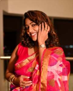 navya-nair-in-in-pink-and-multi-colour-printing-saree-with-neck-choker-photos-007