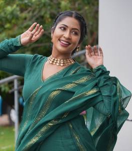 navya-nair-in-net-saree-photos-003