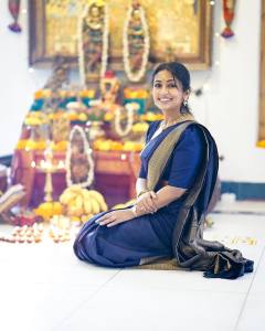 navya-nair-in-saree-photos-navratri-2022-002