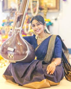 navya-nair-in-saree-photos-navratri-2022-003