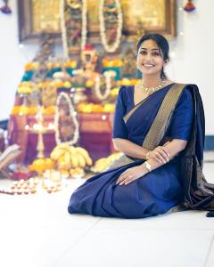 navya-nair-in-saree-photos-navratri-2022-004