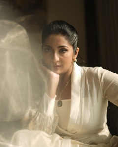 navya-nair-in-white-jacket-dressing-style-images-002