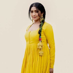 navya-nair-in-yellow-anarkali-dress-photos-001