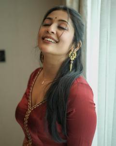 navya-nair-latest-photos-in-new-makeup-look-002