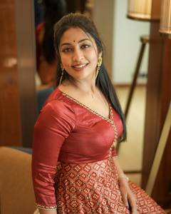 navya-nair-latest-photos-in-new-makeup-look-003