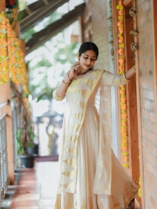 navya-nair-new-photos-004