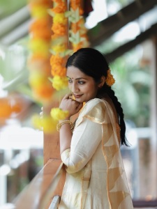 navya-nair-new-photos-007