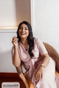 navya-nair-photoshoot-for-grihalakshmi-photos-002