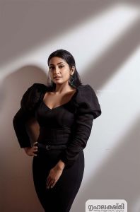 navya-nair-photoshoot-for-grihalakshmi-photos-003