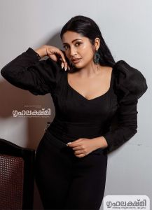 navya-nair-photoshoot-for-grihalakshmi-photos-004