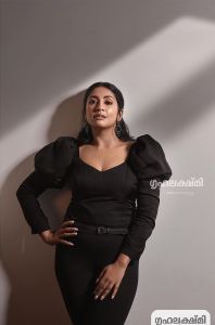 navya-nair-photoshoot-for-grihalakshmi-photos-005
