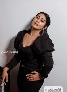 navya-nair-photoshoot-for-grihalakshmi-photos-006