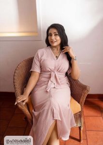 navya-nair-photoshoot-for-grihalakshmi-photos