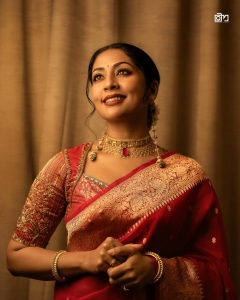 navya-nair-red-pattu-saree-with-makeup-latest-look-photos-002