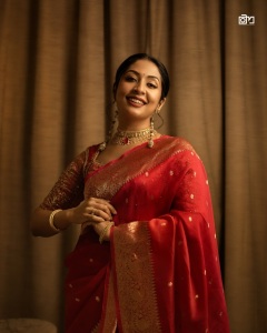 navya-nair-red-pattu-saree-with-makeup-latest-look-photos-003
