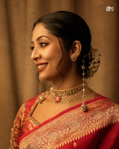 navya-nair-red-pattu-saree-with-makeup-latest-look-photos-004