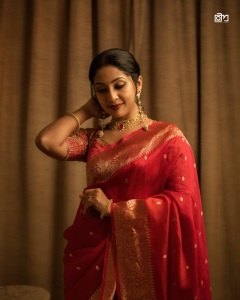 navya-nair-red-pattu-saree-with-makeup-latest-look-photos-005