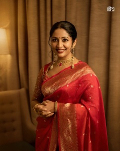 navya-nair-red-pattu-saree-with-makeup-latest-look-photos