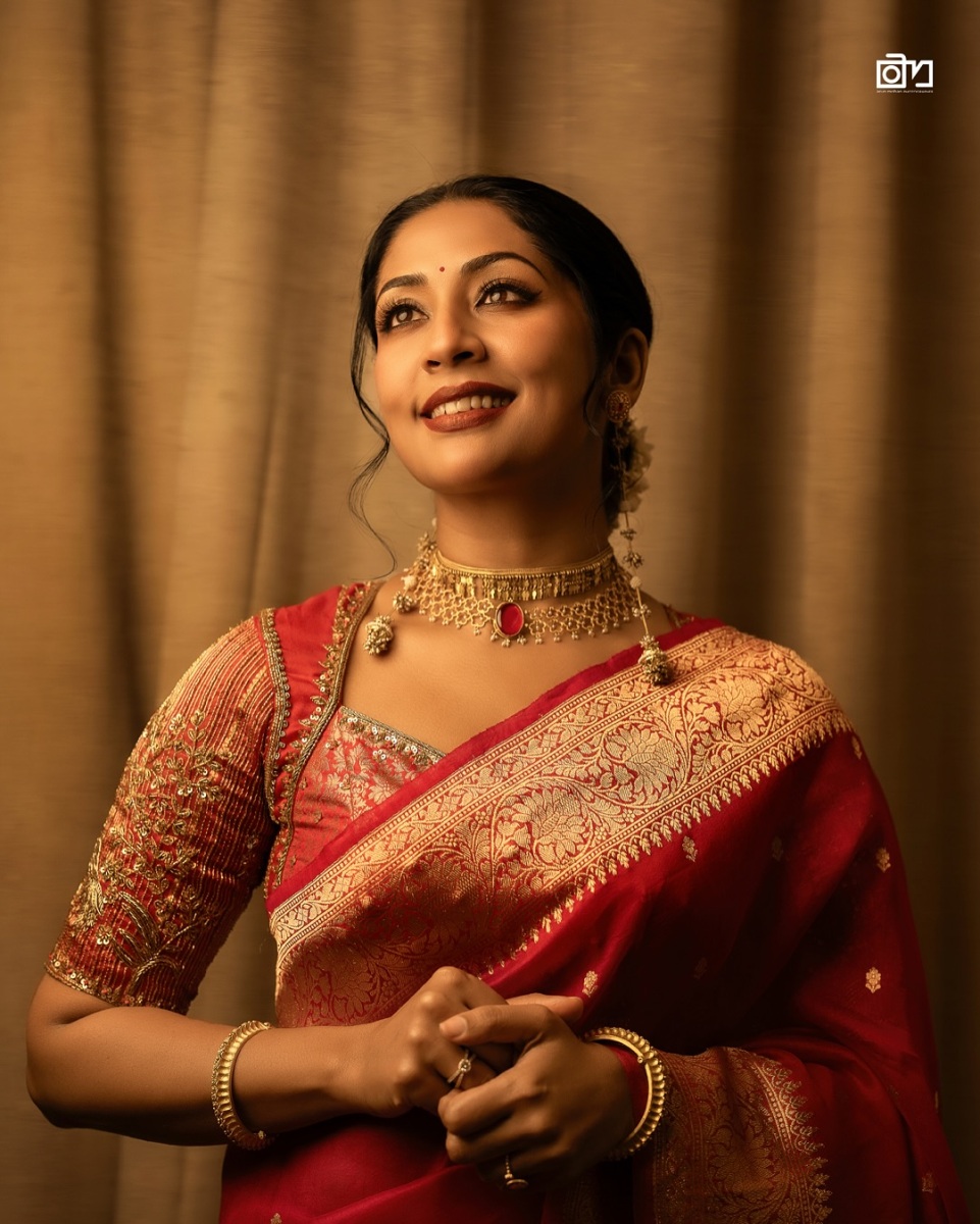 navya-nair-red-pattu-saree-with-makeup-latest-look-photos-002